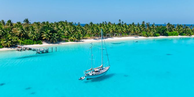 Segelboot ankert im flachen Wasser des Suwarrow Atolls, Kochinseln, Polynesien, Pazifik.