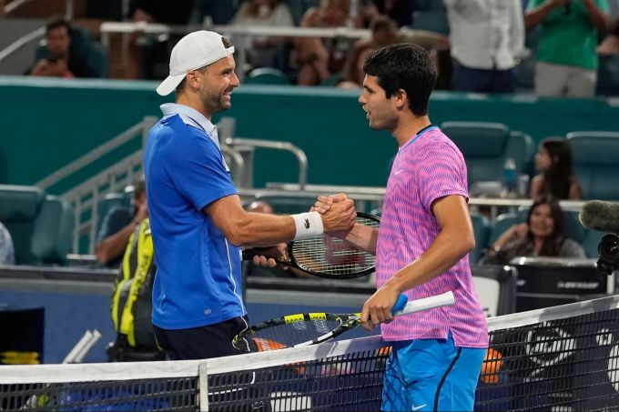 Grigor Dimitrov (links) lässt Carlos Alcaraz keine Chance. Grigor Dimitrov Carlos Alcaraz