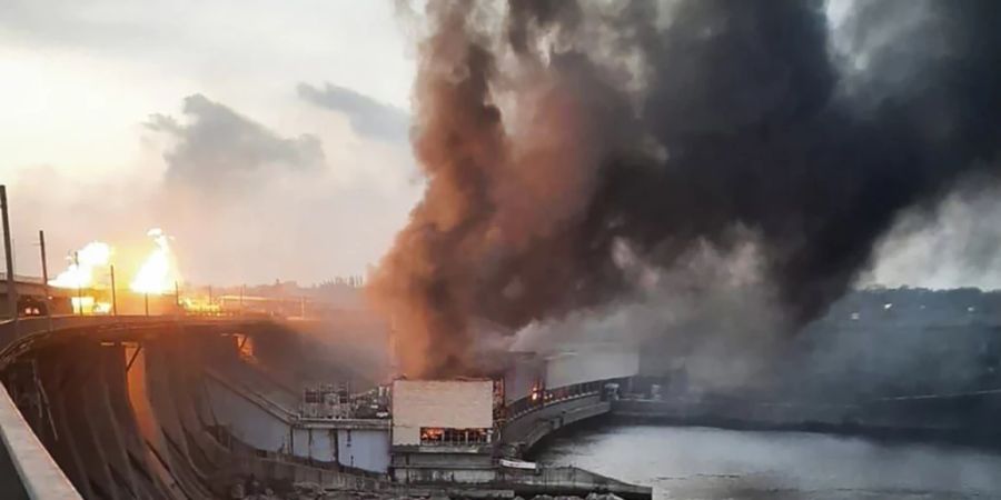 HANDOUT - Rauch und Feuer steigen über dem Dnipro-Wasserkraftwerk auf. Foto: Uncredited/Telegram Channel of Ukraine's Prime Minister Denys Shmyhal/AP/dpa