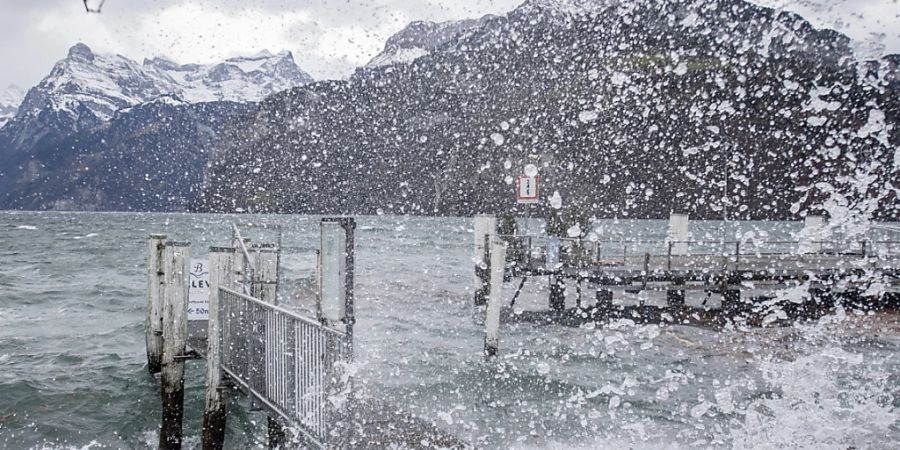 Gischt während eines Föhnsturms am Urnersee in Brunnen SZ. (Archivbild)