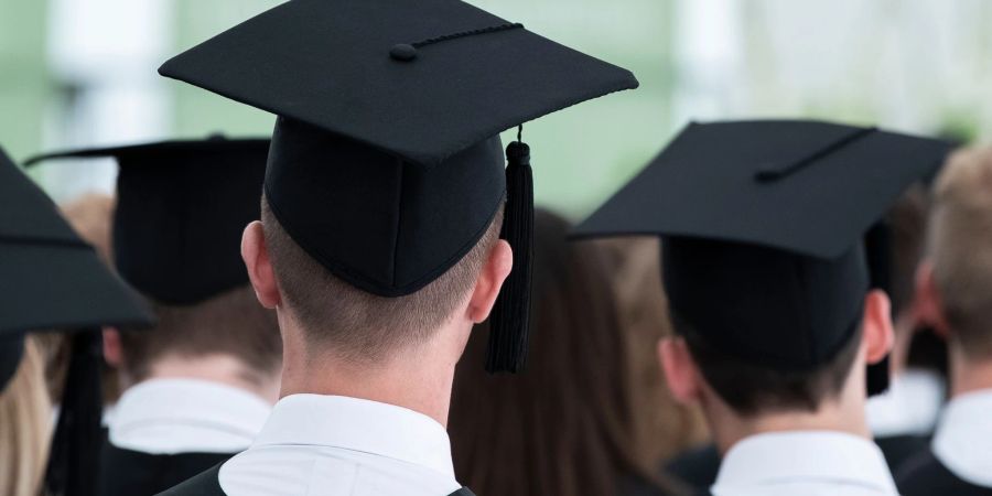 Wer den Titel «Dr.» führt, ohne durch jahrelanges Studium den höchsten akademische Grad berechtigt führen zu dürfen, muss mit einer harten Geldstrafe rechnen.