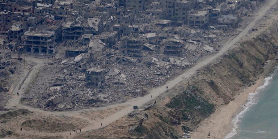 Trümmer wo früher Häuser waren. Blick auf Gaza-Stadt aus einem Flugzeug der US-Luftwaffe. (Symbolbild)