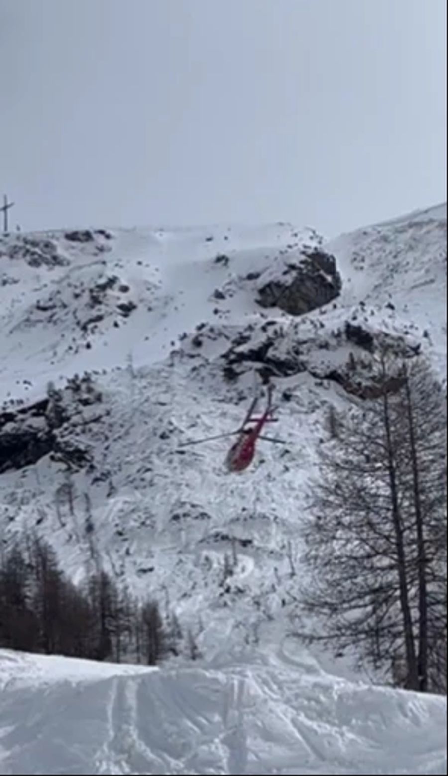 Mehrere Personen wurden von der Lawine in Zermatt mitgerissen.