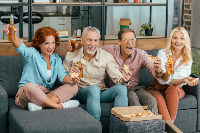 Im Erwachsenenalter verschieben sich die Prioritäten oft, auch bei Freundschaften. Freunde vor Fernseher