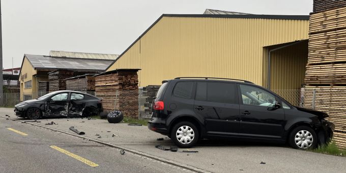 Beim Unfall wurde ein Autofahrer mittelschwer verletzt. Unfall in Arbon