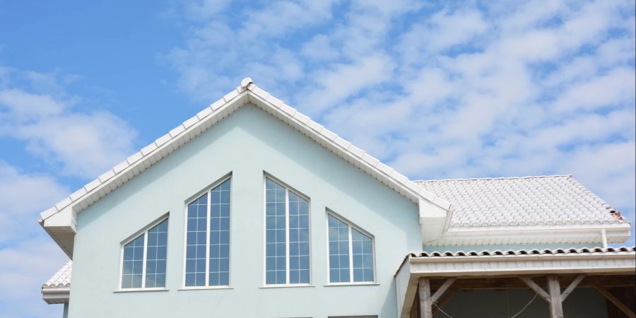 Studien zeigen, dass ein weisses Dach tatsächlich zur Kühlung im Inneren beitragen kann.