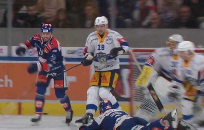 Für diesen Stockschlag zwischen die Beine von Sven Andrighetto musste Niklas Hansson vom EVZ am Montag unter die Dusche. Hansson EVZ