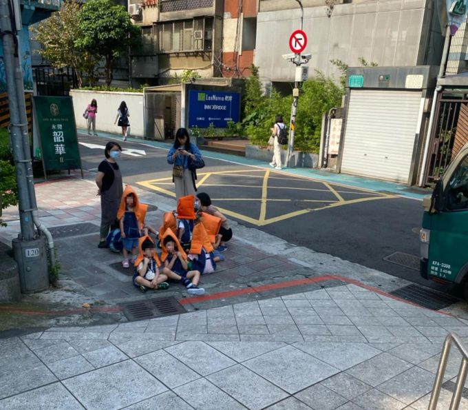 Eine 36-jährige Schweizerin erlebte das Erdbeben in Taiwan mit. In Taipeh wurden Kinder mit Schutzwesten ausgestattet. Taiwan