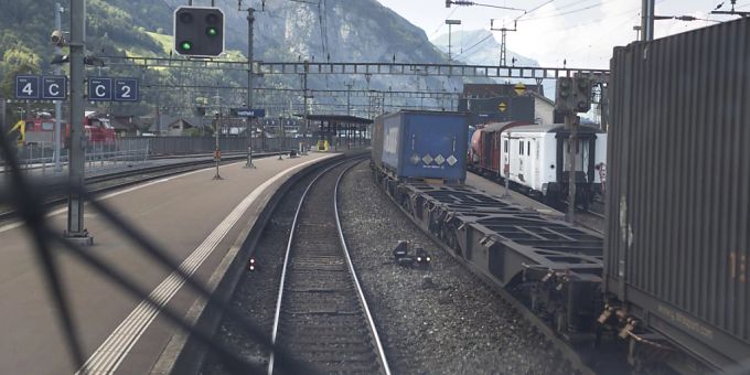Eine Parlamentskommission fordert Massnahmen, damit mehr Güter per Bahn statt per Lastwagen durch die Alpen transportiert werden. (Archivbild) Eine Parlamentskommission fordert Massnahmen, damit mehr Güter per Bahn statt per Lastwagen durch die Alpen transportiert werden. (Archivbild)