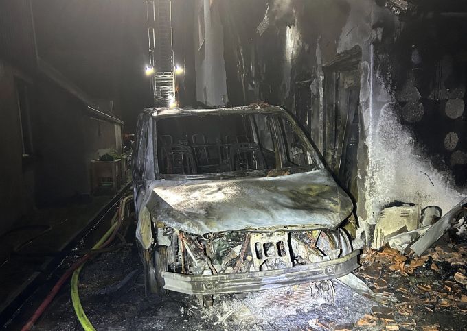 Das Auto brannte vollstöndig aus. Totalschaden