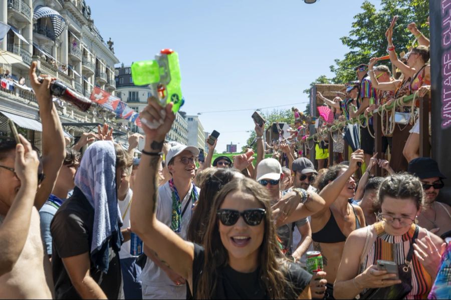 Auch mit Wasserpistolen sind die Raver gewappnet.