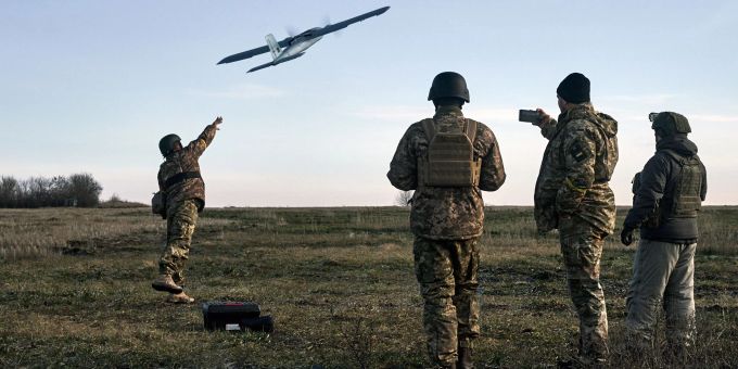 Ukrainische Streitkräfte nutzen Drohnen unter anderem für Angriffe auf russische Stellungen. Laut Medienberichten wurden zwei Drohnenfabriken im Moskauer Umland getroffen. (Archivbild) Drohnen