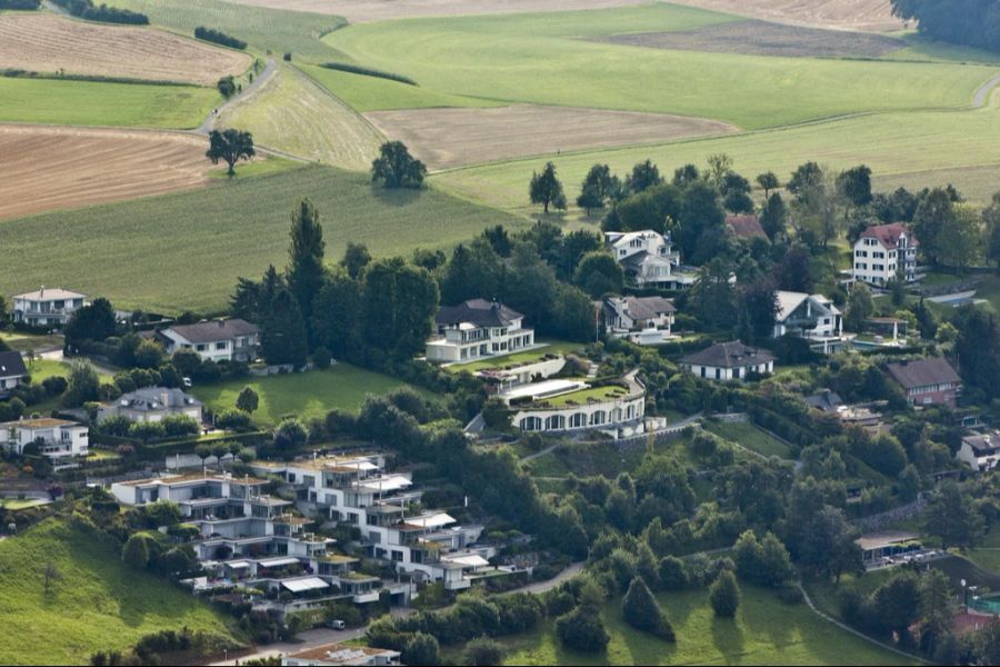 Das Grundstück liegt nur einen Steinwurf von der Villa Christoph Blochers entfernt.