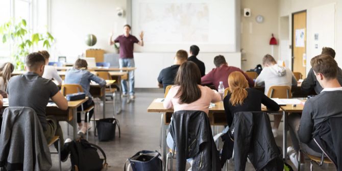 Gymnasium Schulzimmer Schülerinnen Schüler