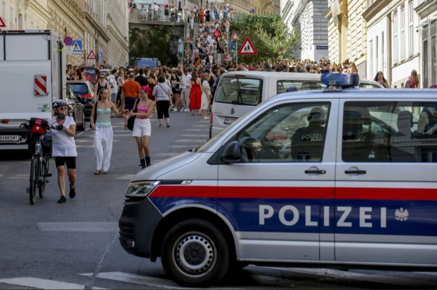 Der Hauptverdächtige soll vorgehabt haben, mit einem Auto in die Menschenmenge zu rasen. Bei ihm zu Hause fand die Polizei ausserdem Sprengstoff, Macheten und Messer.