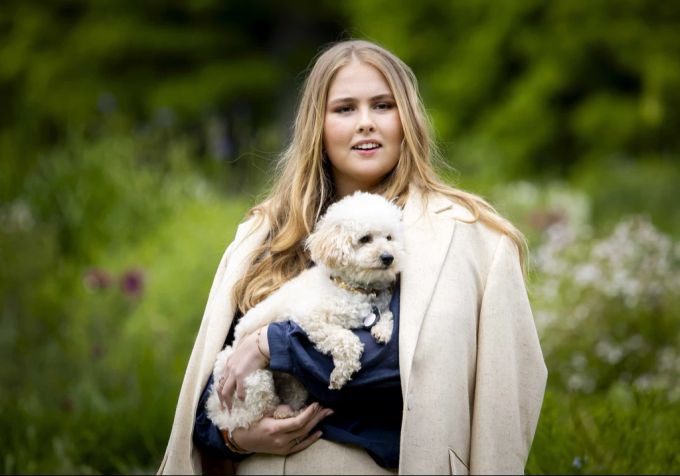 Die niederländische Kronprinzessin Amalia (hier mit Familienhund Mambo). Amalia