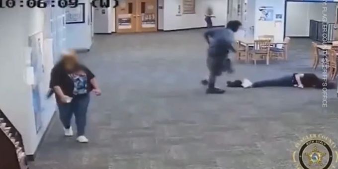 Auf einer Überwachungskamera in der Schule wurde der brutale Angriff des Schülers auf seine Lehrerin aufgenommen. Lehrer verprügelt Schülerin wegen Nintendo