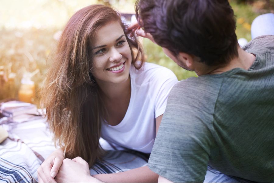 Frau flirtet mit Mann