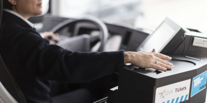 Kanton Zürich: Der Billetverkauf durch Fahrpersonal gehört bald der Vergangenheit an. (Symbolbild) Billetverkauf