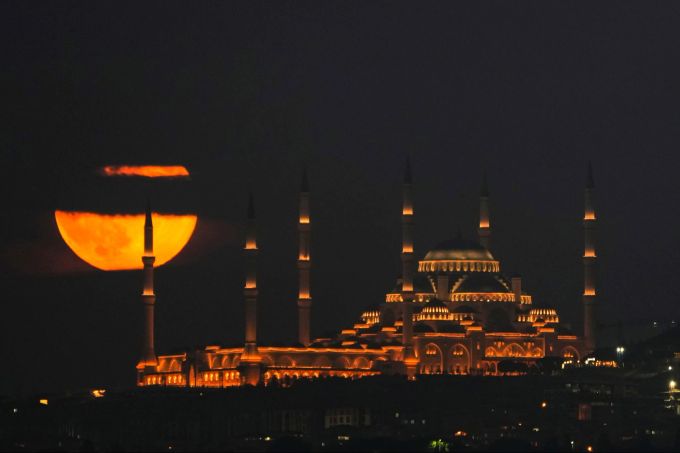 Ein Supermond wird dann festgelegt, wenn der Mond weniger als 360'000 Kilometer von der Erde entfernt ist. Durch diese Nähe erscheint der Mond nicht nur optisch grösser, sondern auch deutlich heller. Supermond Istanbul