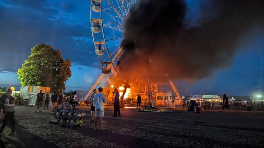 Gegen 21 Uhr war zunächst eine der Gondeln des Riesenrades in Brand geraten.