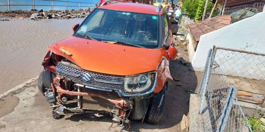 Ein zerstörtes Auto in Brienz BE.