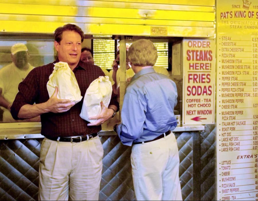 Im Jahr 2000 kam auch der damalige Vizepräsident (von Bill Clinton) und Präsidentschaftskandidat Al Gore bei "Pat's King of Steaks" vorbei. Er marschierte gleich mit zwei Tüten voller Philly Cheesesteak davon, während sein Vize-Kandidat Joe Lieberman an der Theke auf noch mehr Essen wartete.