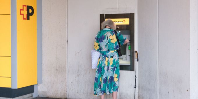 Laut Bund ist eine Reform der AHV notwendig, um sich für die kommenden Herausforderungen zu wappnen. (Symbolbild) AHV Seniorin Bankomat