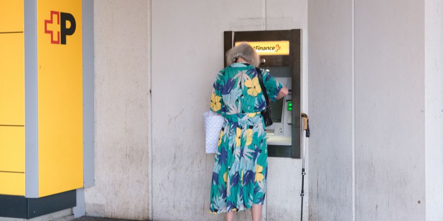 AHV Seniorin Bankomat