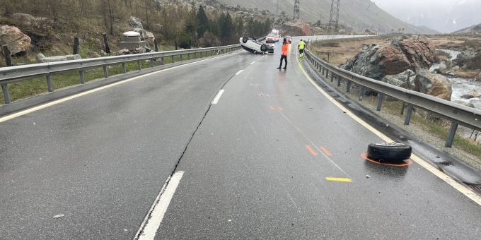 Bei einem Selbstunfall am Julierpass hat sich ein Auto überschlagen. Selbstunfall in Silvaplana