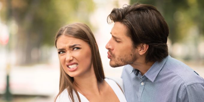 Ein plötzliches Ekelgefühl gegenüber dem Partner oder Schwarm wird im Slang als «Ick» bezeichnet. Mann will Frau küssen, die sich vor dem Mann ekelt