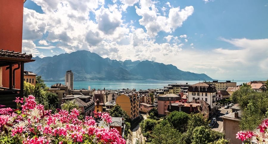 Eingebettet zwischen dem Genfersee und den Alpen, bietet Montreux ein wunderschönes Panorama. Die Altstadt besteht aus gepflasterten Strassen und Winzerhäusern aus dem 18. Jahrhundert.