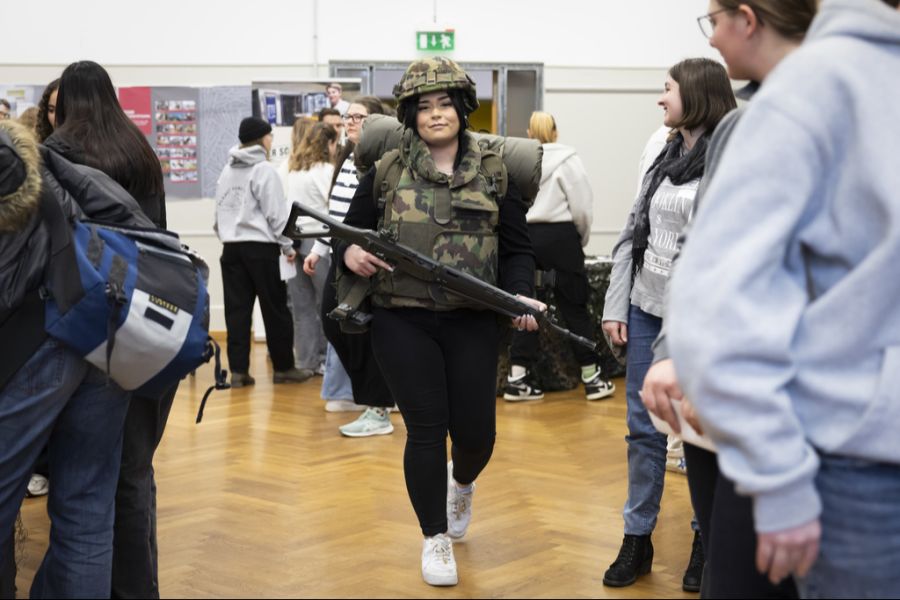 Die Schweizer Armee gibt seinen Soldatinnen keine BHs.
