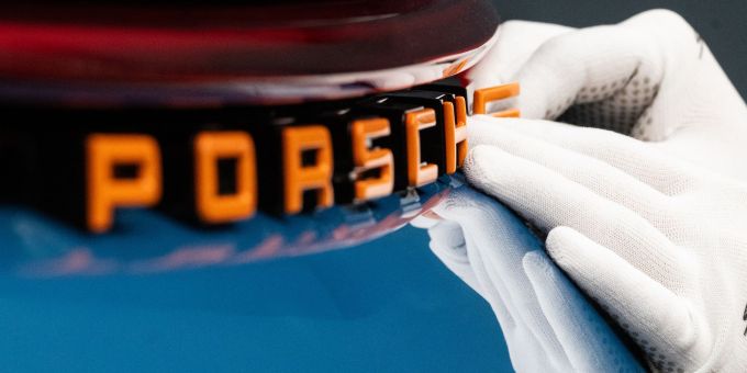 Die Familien Porsche und Piëch hatten sich 2022 auch eine Sperrminorität beim Sportwagenbauer Porsche gesichert. (Archivbild) Porsche