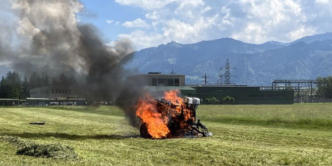 Rundballenpresse in Brand
