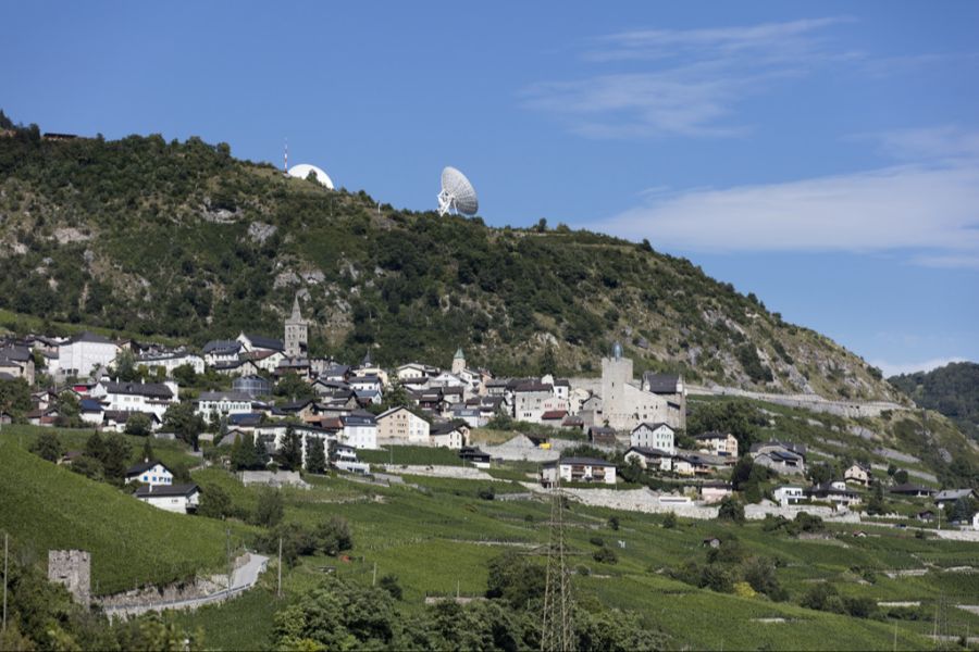 Diese sollen Teil der bestehenden Satellitenempfangsanlage im Brentjong oberhalb von Leuk werden.