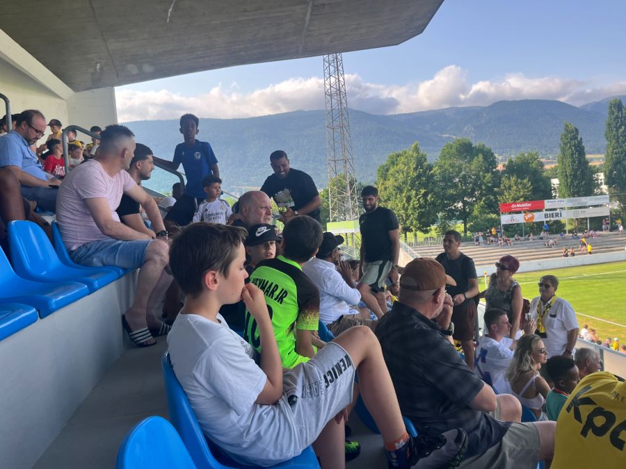 Ein anderer Zuschauer ist Samir Chaibeddra (mitte hinten), der den FC Biel in diesem Jahr als Trainer in den Cupfinal geführt hat.