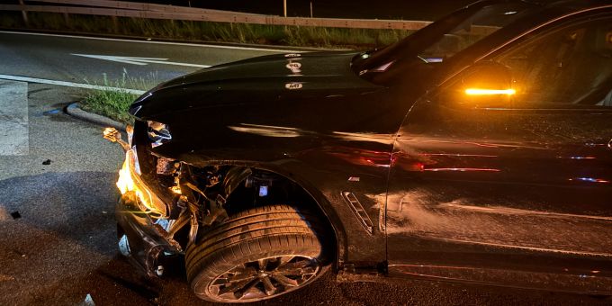 Der Wagen touchierte aus unbekannten Gründen die Mittelleitplanke. Glarus