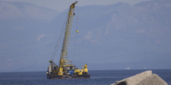 Der Lastkahn Hebo Lift 2 am Ort des Schiffbruchs der Superyacht Bayesian vor der Insel Sizilien, Italien, Samstag, 3. Mai 2025. Hebo