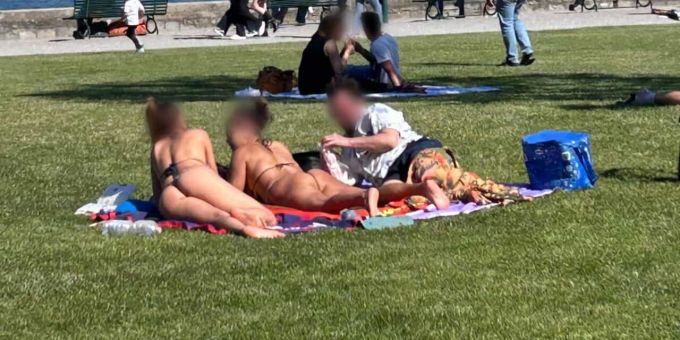 Ein Leser von «QuiComo» hat das Tanga-Duo auf dem Strandtuch abgeknipst. Touristen