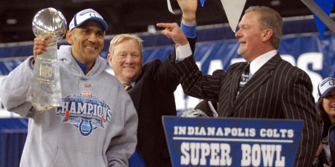 Jim Irsay (re.) gewann als Eigentümer der Indianapolis Colts in der NFL 2007 den Super Bowl. Jim Irsay NFL Colts