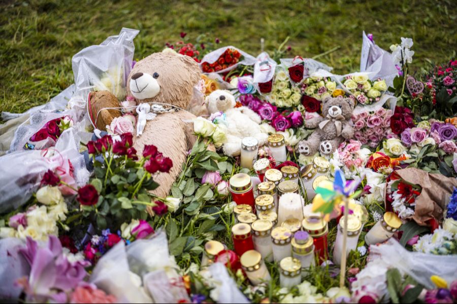 Plüschtiere, Blumen und Kerzen erinnern an die verstorbene 15-Jährige in Berikon.