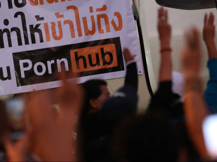 Daraufhin kam es landesweit zu Protesten. Die Thais wünschen sich die Pornoseiten zurück.