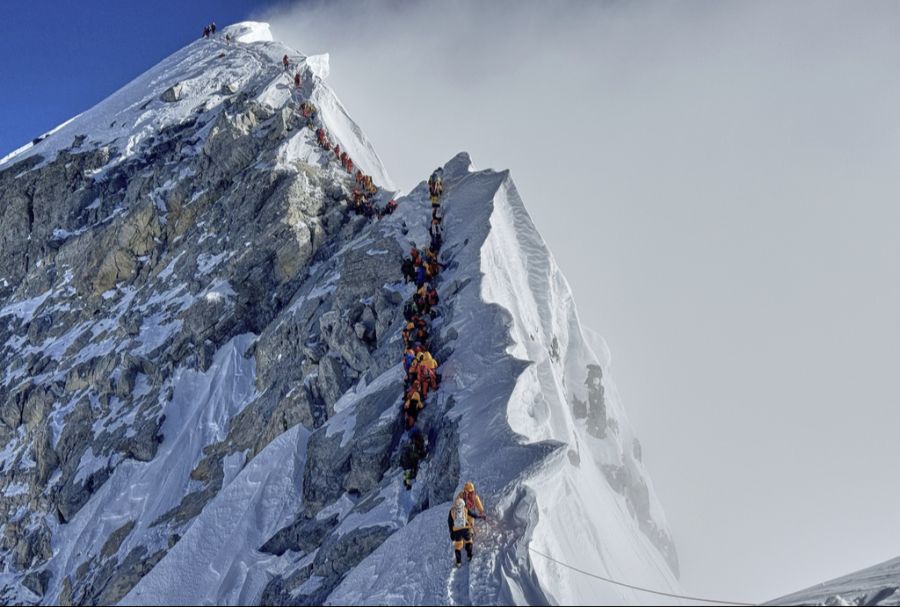Die Sherpas kommen neben dem Gepäcktransport den Abfallmengen nicht nach.