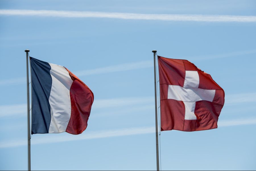 Die Löhne in der Schweiz sind mit rund 80'000 Franken mehr als doppelt so hoch als im französischen Jura. (Symbolbild)