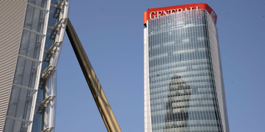 Werbeschild auf Hochhaus in Mailand umgestürzt
