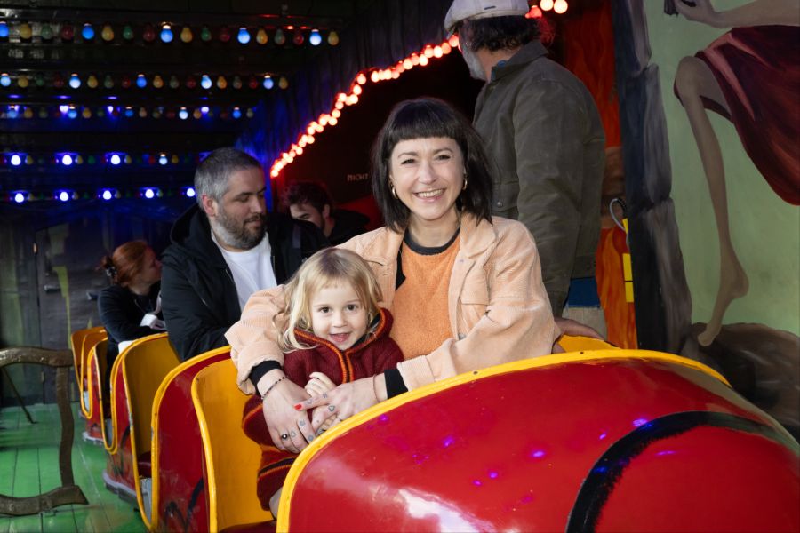 Bitte einsteigen: Erste Besuchende testeten die Kunst-Geisterbahn am Geburtstagsfest Tinguely 100 am 22. Mai 2025.