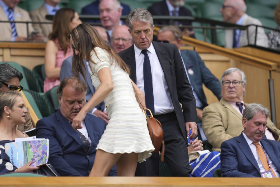 Hugh Grant kam mit seiner Frau Anna Elisabet Eberstein (vorne) ans Tennis-Turnier.