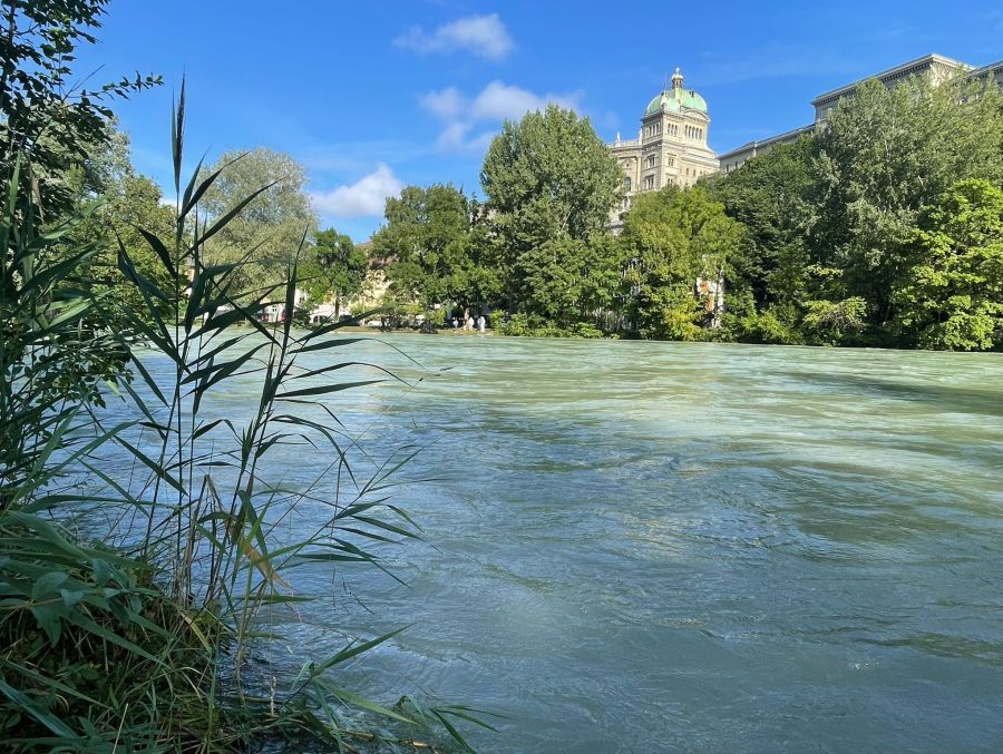 Vor dem Bundeshaus liegen schon die Bäume im Wasser.