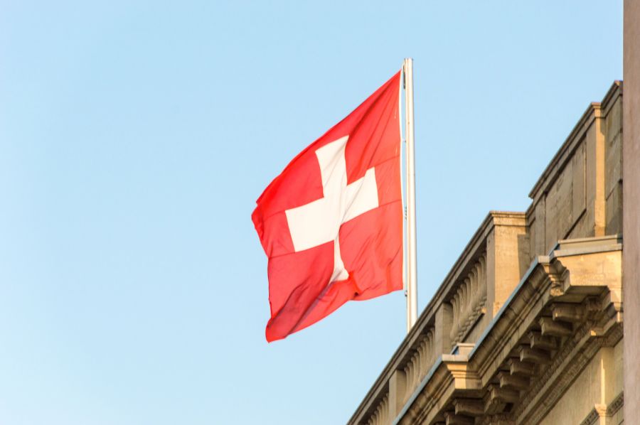 Flagge Schweiz rot-weiss Gebäude